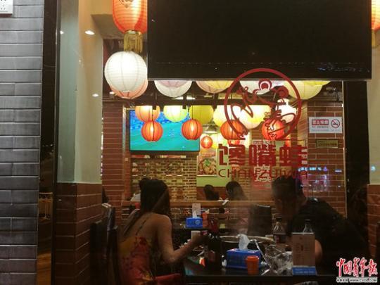 外卖小哥的世界杯：送餐时问比分 能吃苦才能赚钱-6.jpg