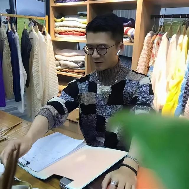汕头85后小伙，靠织毛衣两登央视，一件毛衣卖9899元，年入500万-17.jpg