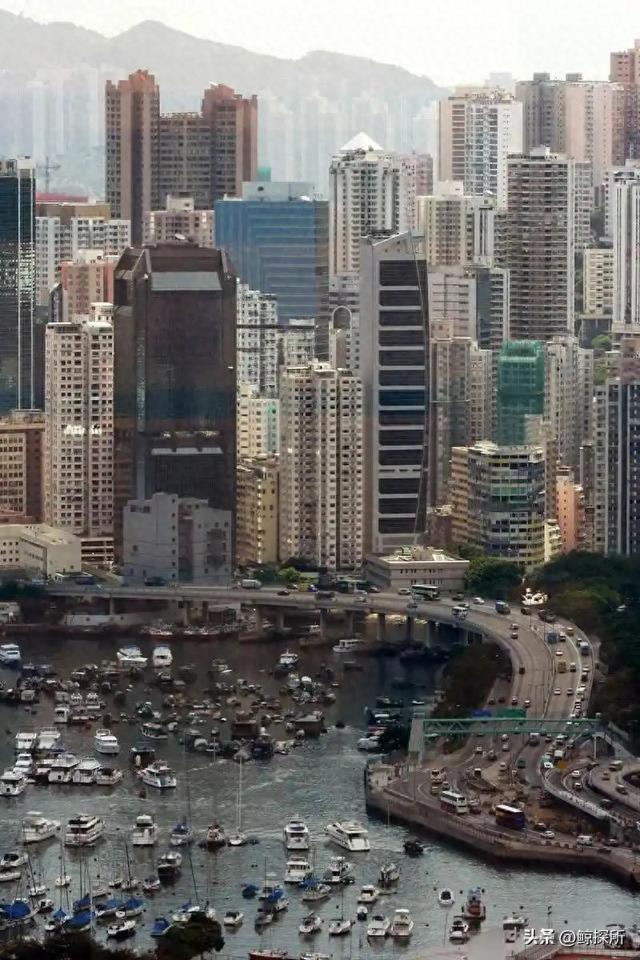 香港女子花400万买15平房子，晚上睡衣柜顶，客厅宽敞还有大阳台-1.jpg