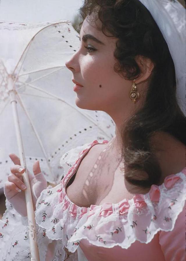 伊丽莎白·泰勒：“世界头号美人”的精彩洒脱传奇一生-54.jpg