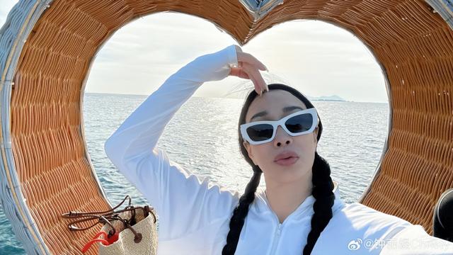 钟丽缇带全家出游，54岁穿泳装好养眼，俩女儿比基尼造型超绝美-3.jpg