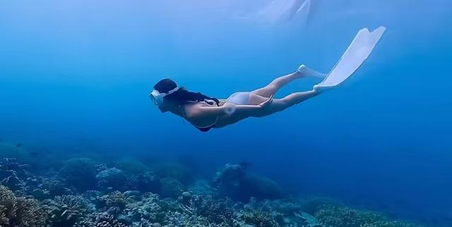 钟丽缇带全家出游，54岁穿泳装好养眼，俩女儿比基尼造型超绝美-11.jpg