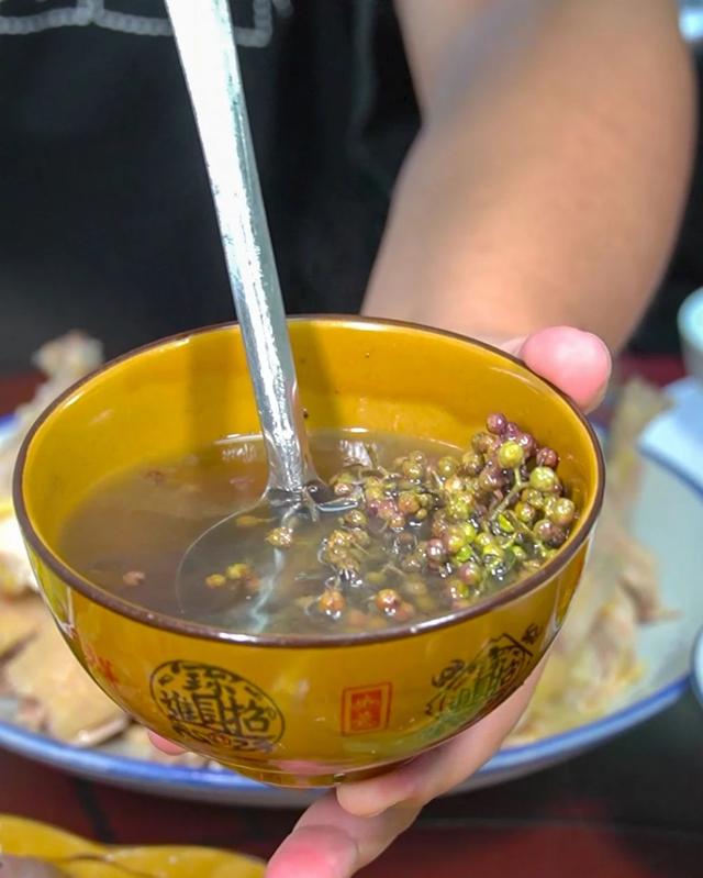 昆明8家能征服米其林评委的小馆子，食材很恶心，味道很土匪-9.jpg