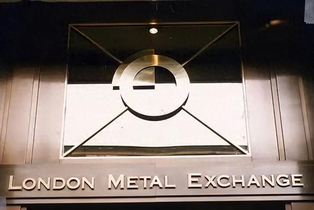 终于对人民币动手了！英国伦敦金属交易所踢掉全部货币，死保美元-13.jpg