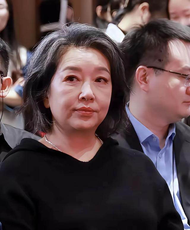 57岁的江珊的真实颜值，自然舒展不用经常染发，美女老了也不一般-2.jpg