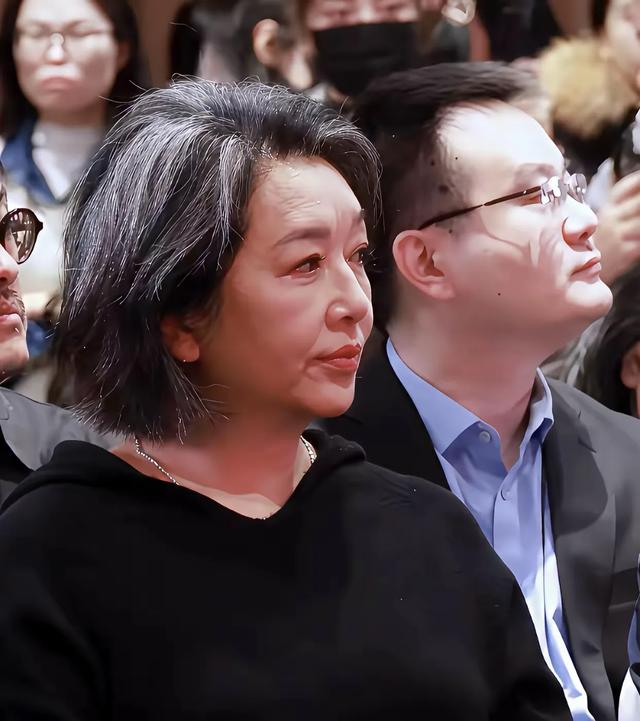 57岁的江珊的真实颜值，自然舒展不用经常染发，美女老了也不一般-3.jpg