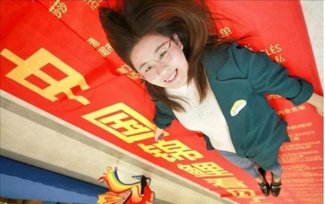 被马云砸中的锦鲤女孩：支付宝中奖1个亿，挥霍1年后如今怎样了-3.jpg