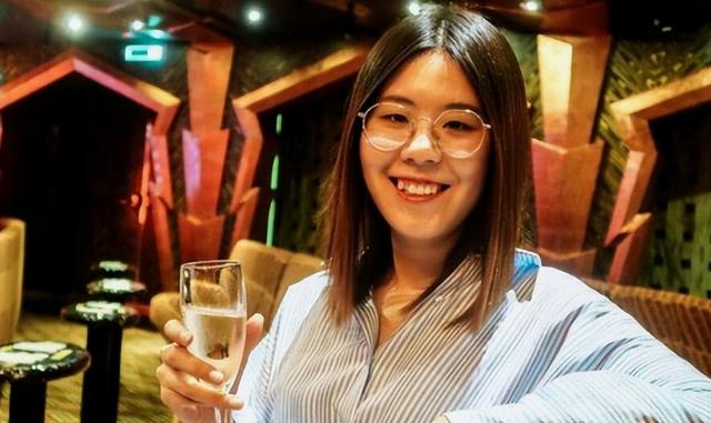 被马云砸中的锦鲤女孩：支付宝中奖1个亿，挥霍1年后如今怎样了-23.jpg
