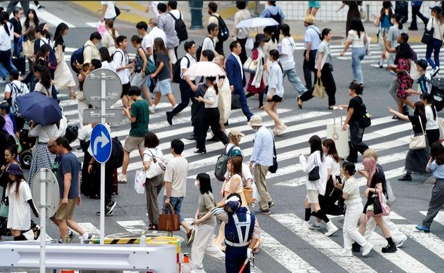 日本债市崩了！三十年来最猛抛售！全球最大债务还能撑多久？-4.jpg